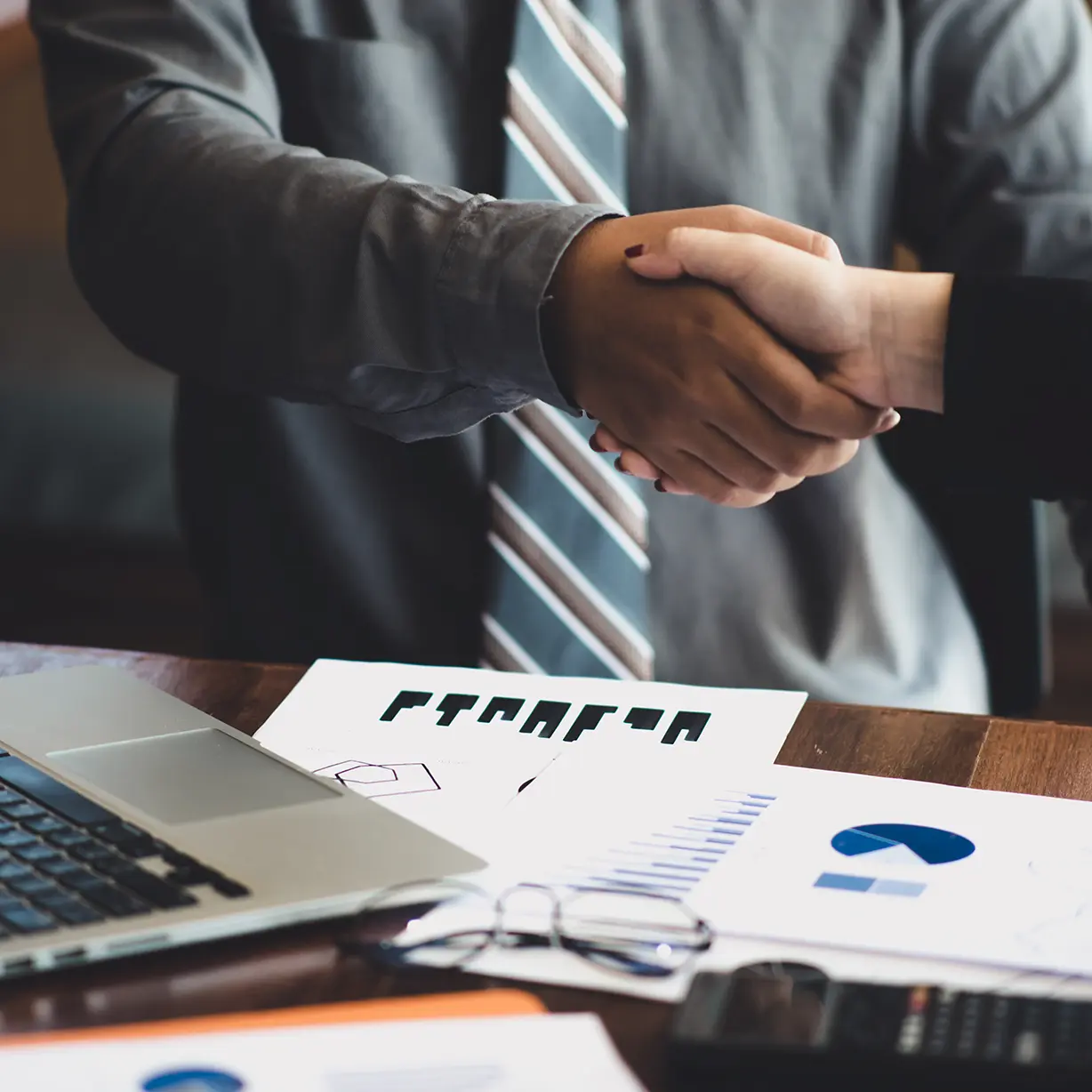 Zwei Personen die Hände schüttel und eine Vereinbarung treffen